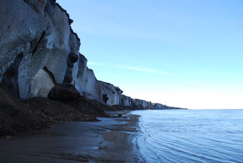 Image of a cliff next to the sea.